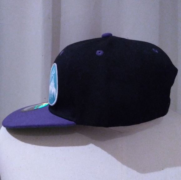 Forest awakening snapback in black and purple. Adjustable back - Picture 9 of 11